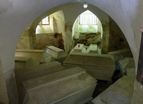 Krypta grobowa z trumnami